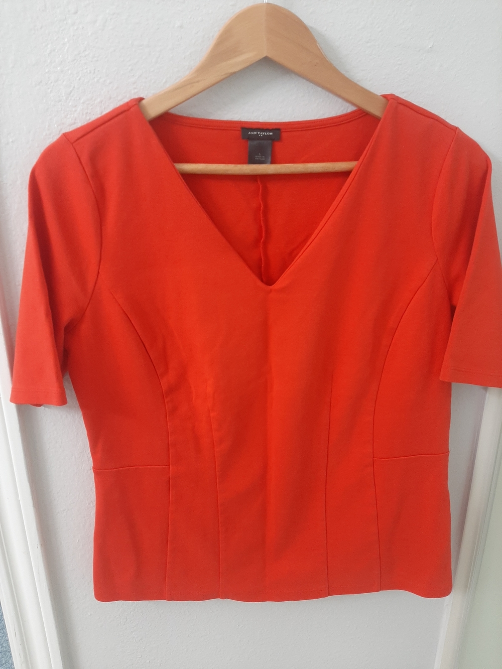Ann Taylor V-Neck Short Sleeve Top in Red/Orange Size Large W/Flaws